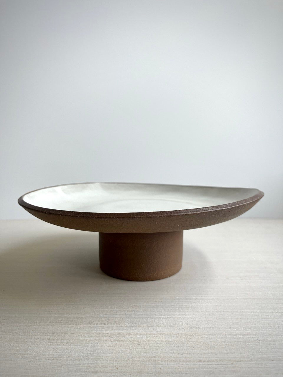 Pedestal flat serving bowl